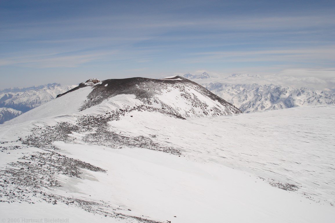 Der Ostgipfel (5621 m) ist deutlicher als Vulkan zu erkennen.
