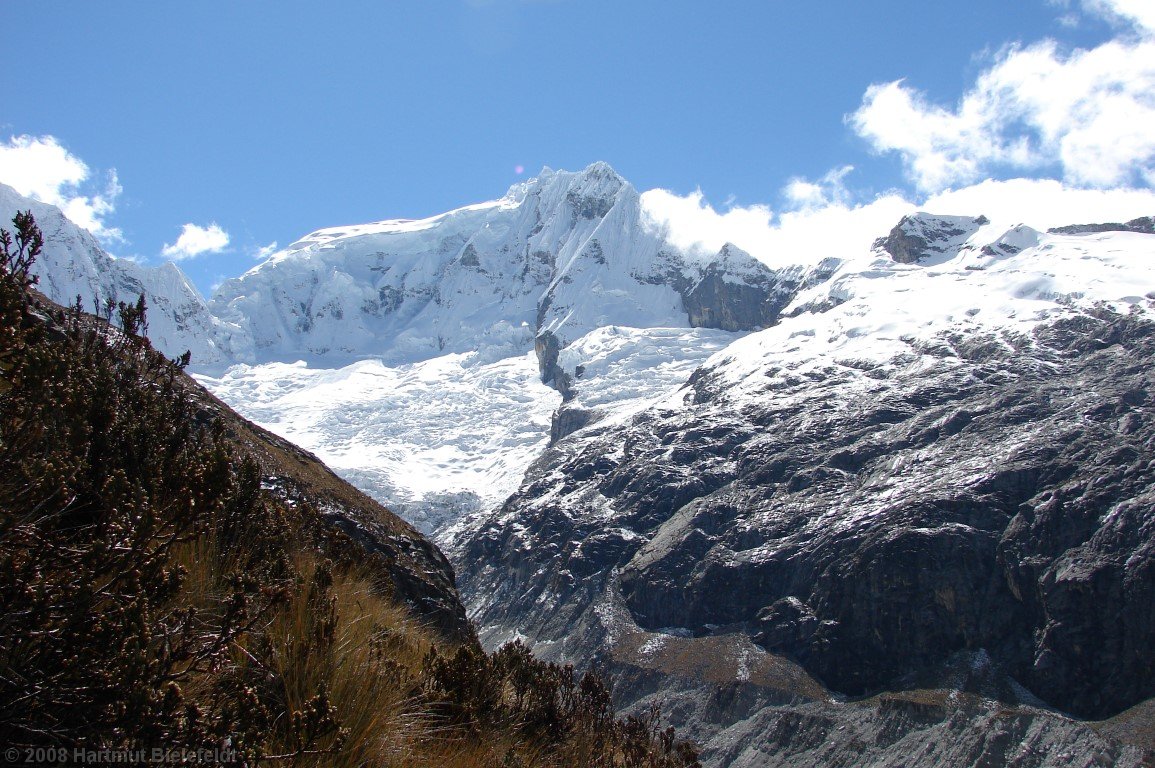 Ranrapalca above Laguna Llaca looks not very inviting