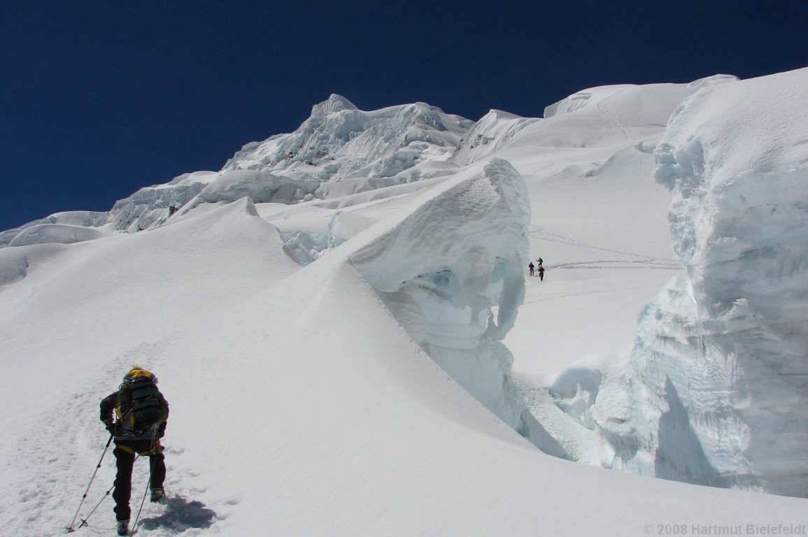Kurz vor dem Gletscherlager kommen Bergsteiger vom Gipfel