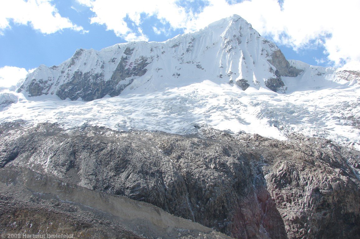 From the moraine ridge, Pisco can be seen well. The route comes from the pass on the left side