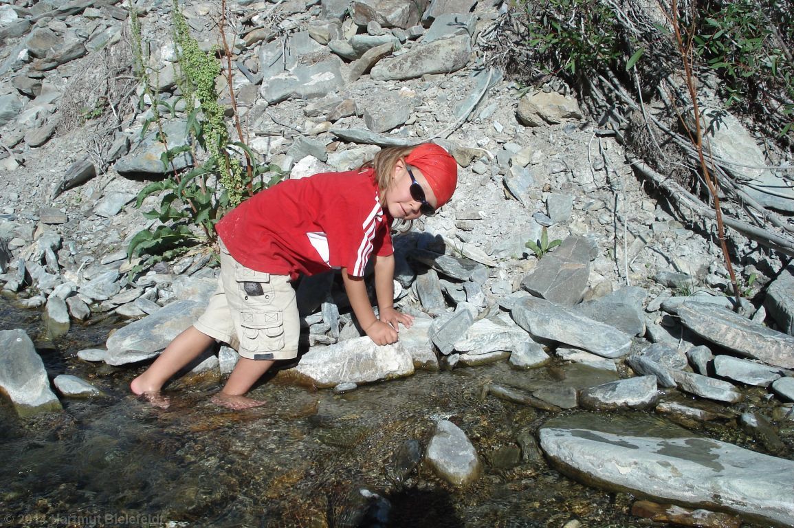 Im Bach beim Lagerplatz Shingo kann man gut spielen