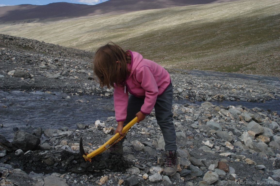 Nina kann sich ganz gut besch�ftigen