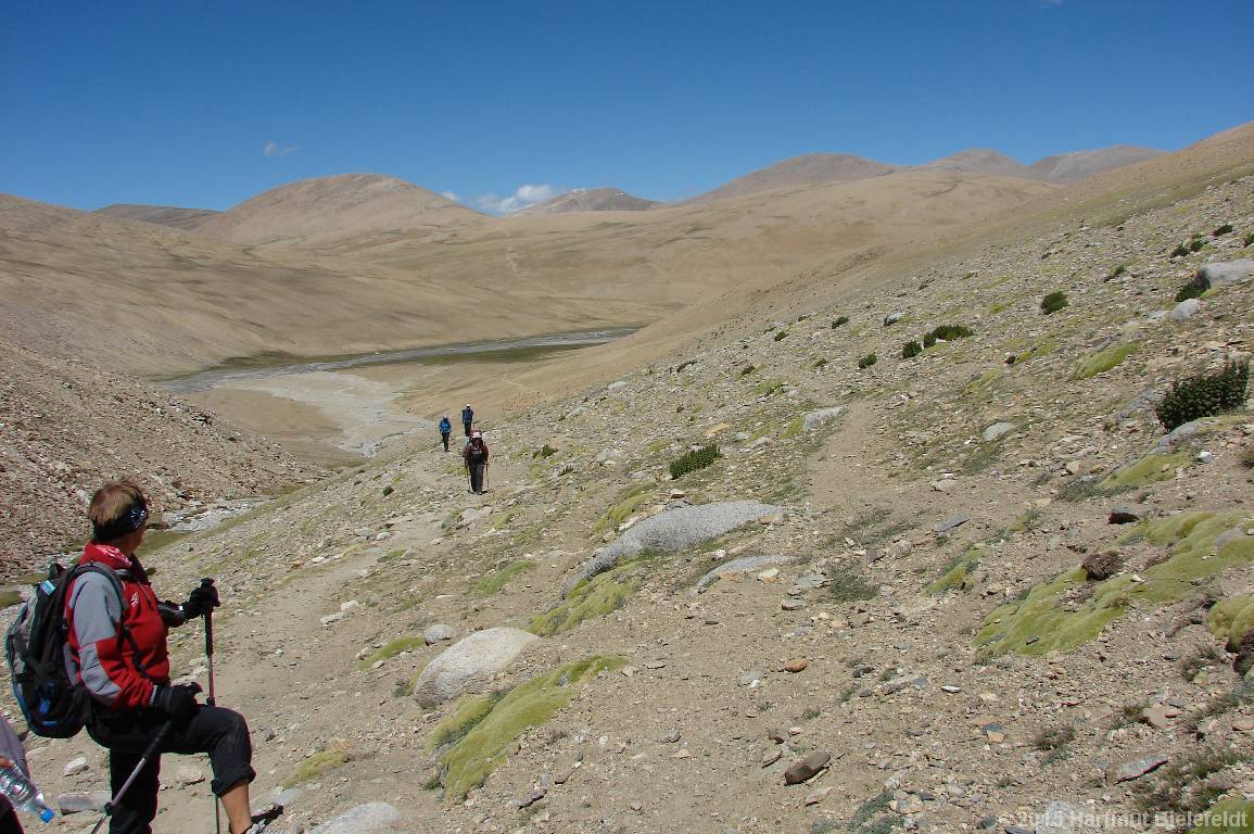 Shortly before base camp: Kostse La in the background