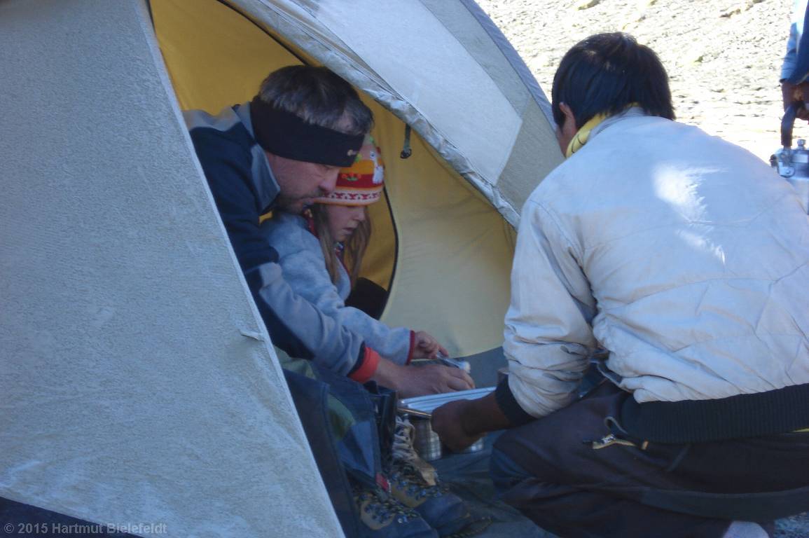 Nina zuckert den Morning Tea.