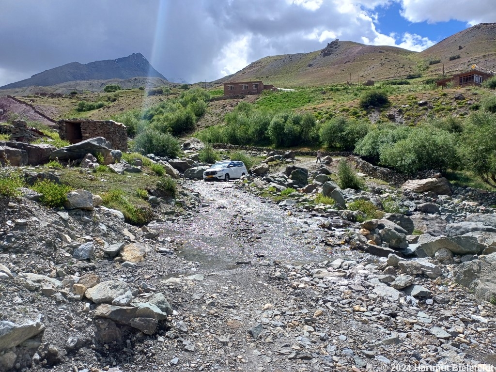 Das Auto kommt vom Parkplatz, wir steigen erst hier ein