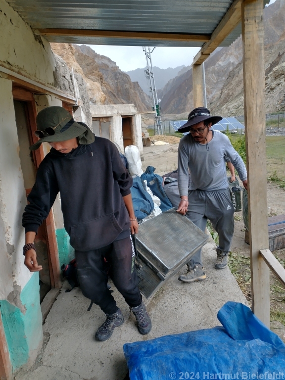 Das Team kommt: Helfer Tashi und Koch Namgyal