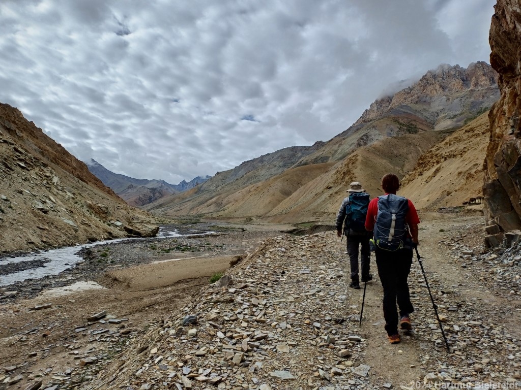 Anfangs gibt es noch eine Straße