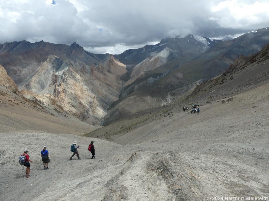 Im Hintergrund der nächste Pass, die morgige Etappe
