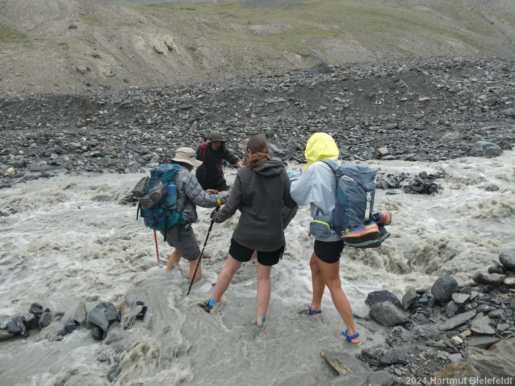 Die Querung ist sehr kalt und nass