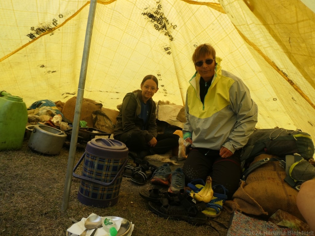 Im Hirtenzelt können wir den Lageraufbau abwarten