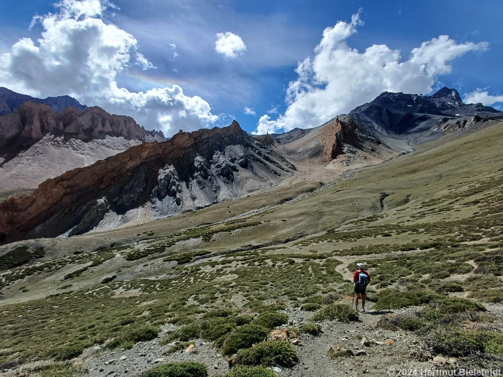 Der Pass versteckt sich hinter den Felszacken