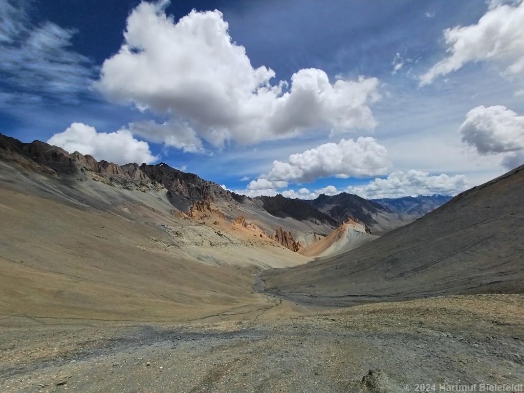 Von oben erscheint der Weiterweg erst recht wüst...