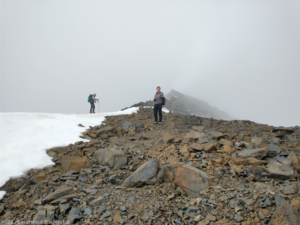 Am Gletscherrest wird der Grat flach
