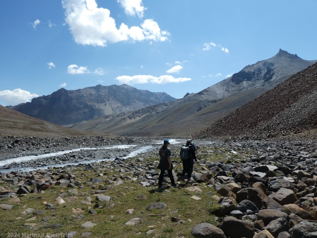 Wir marschieren talauswärts zur Straße.