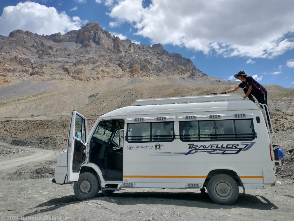 Bald holt uns ein Kleinbus ab