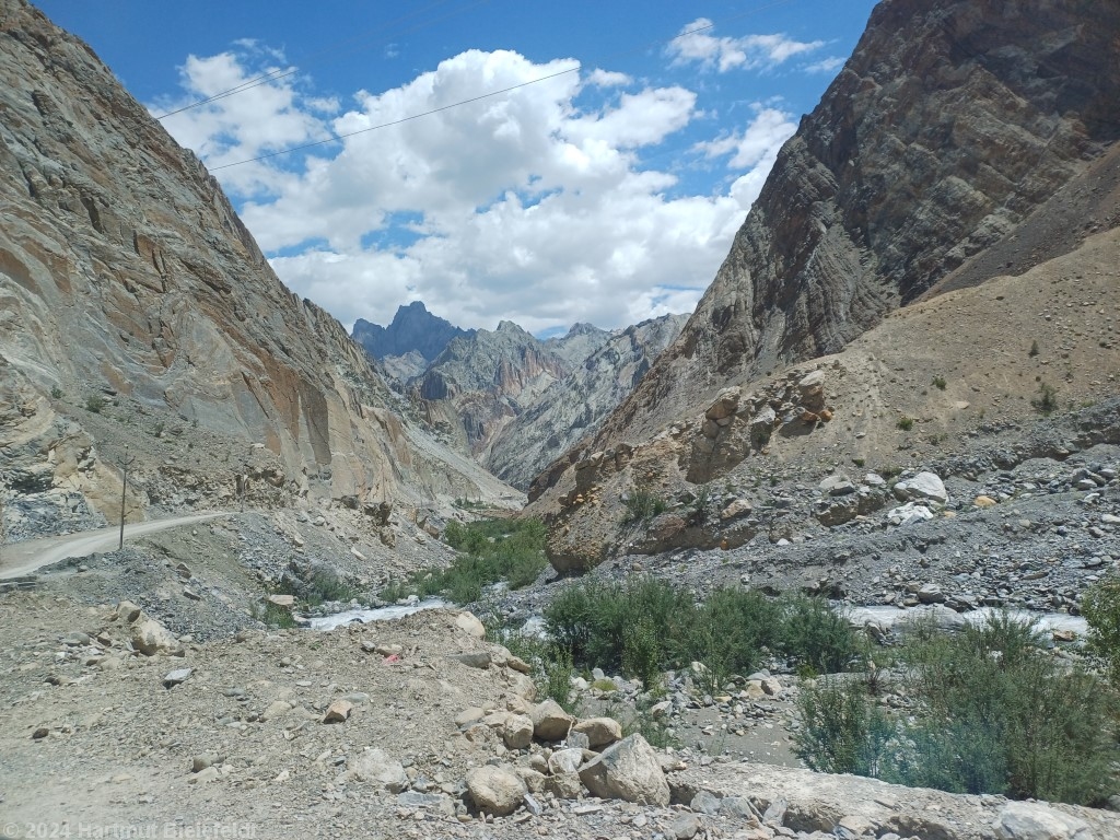 Die Straße ist anfangs ziemlich rustikal