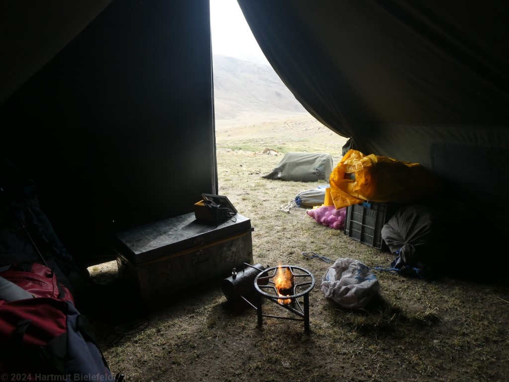 Bald steht das Küchenzelt, der Kocher brennt