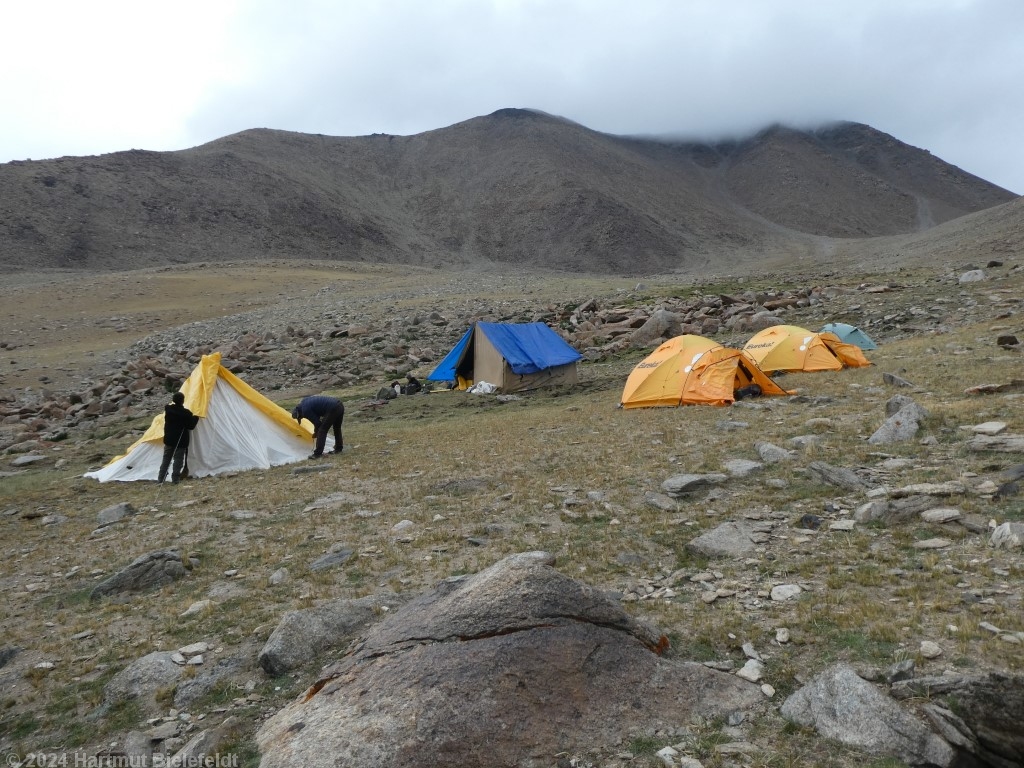 Wir stellen bald fest, dass jedes Zelt auf ziemlich schrägem Grund steht