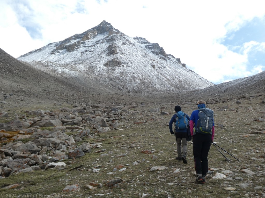 Mühsamer Aufstieg durchs geröllbedeckte Tal