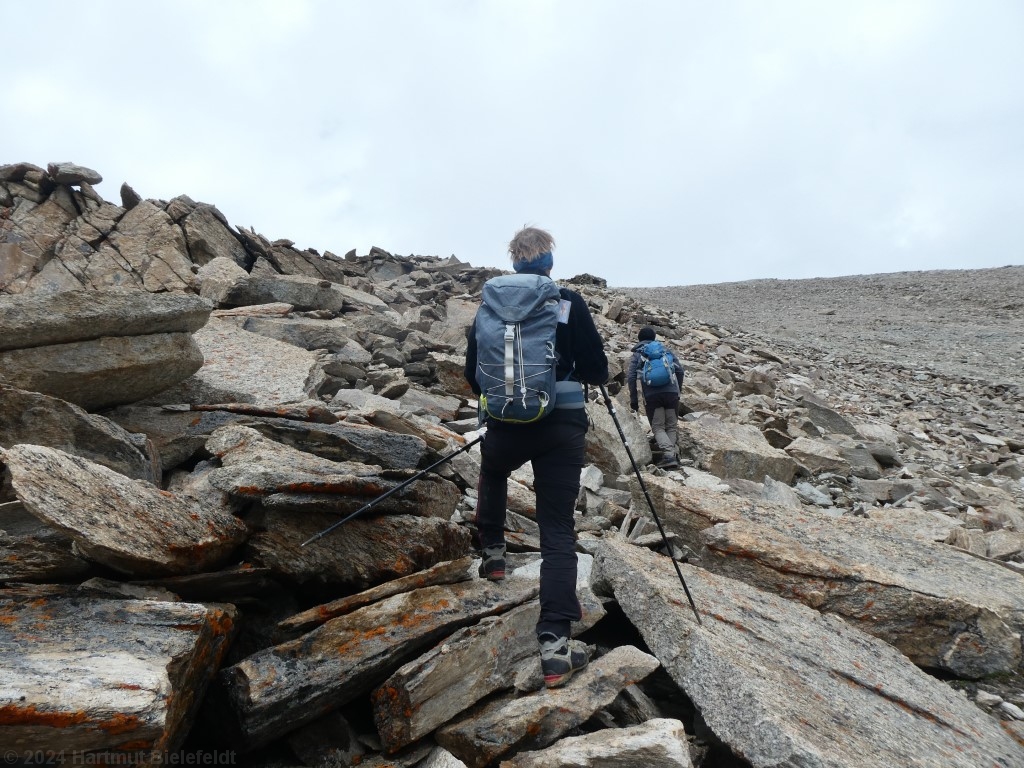 Wir steigen weiter durchs Geröll