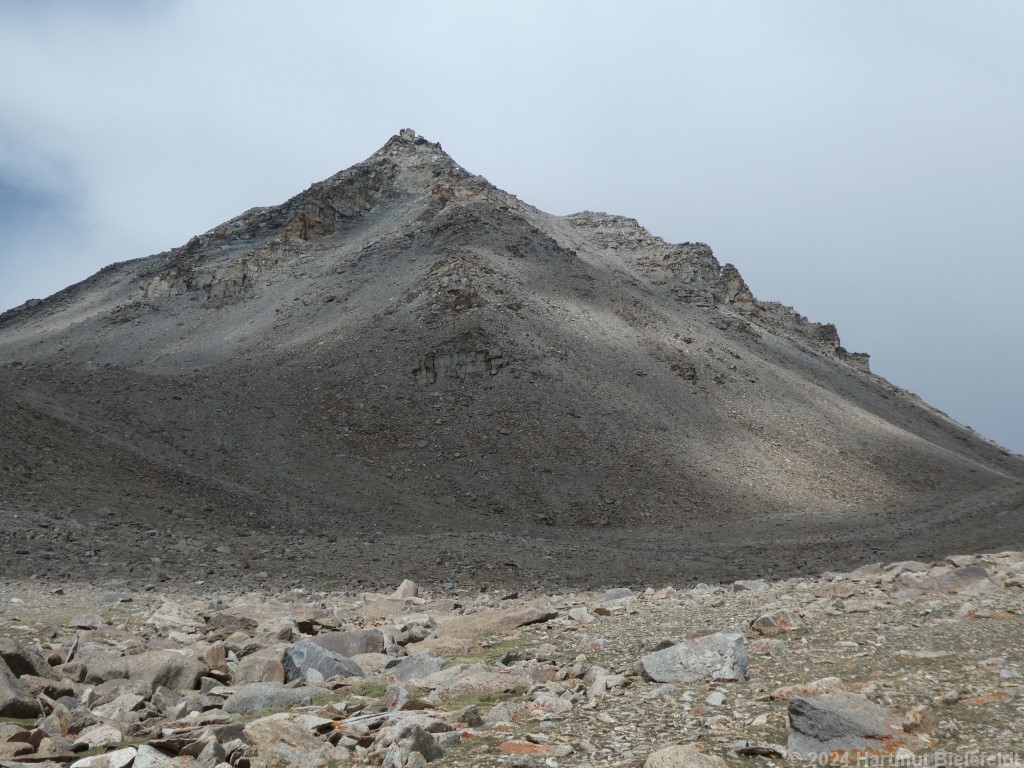 Von unten sieht der Gipfel spektakulärer aus.