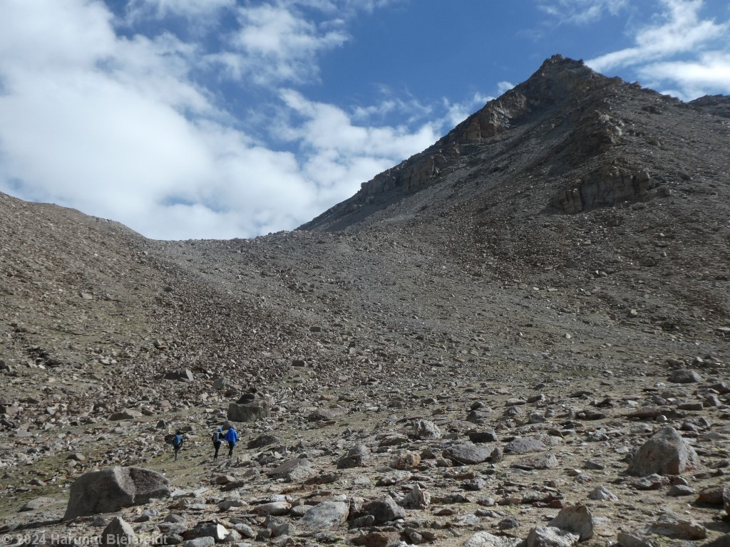 Hinter dem Moränenhang kommt man zum Eissee