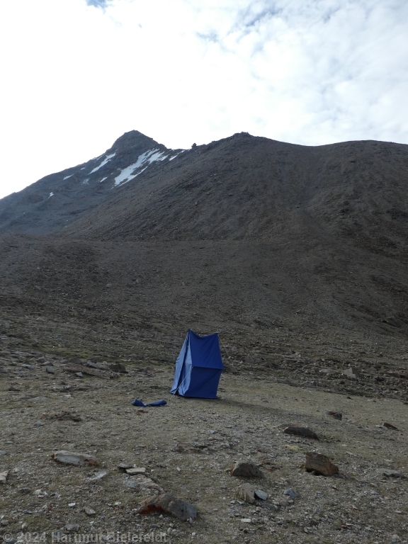 Nur das Toilettenzelt steht noch (mehr oder weniger)