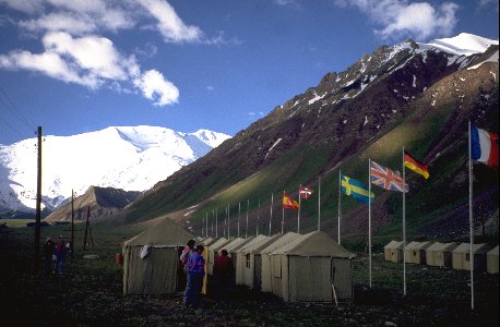 Basislager Atschik Tasch (3700 m), hinten der Pik Lenin