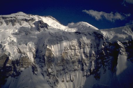 Die gro�e Wandflucht, die das Pamir-Hochplateau im Norden tr�gt, und der Pik Kommunismus