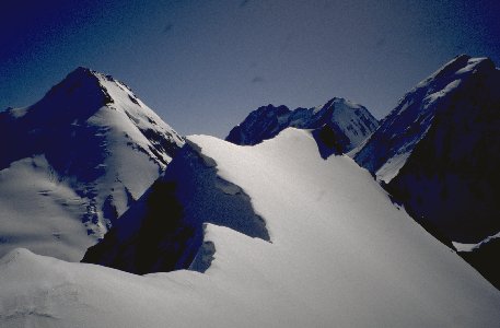 Auf dem Pik Vorobjev mit Blick nach Osten (Pik der Vier, Pik Achmadi Donisch, Pik Clara Zetkin)