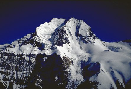 Genau gegen�ber thront der Pik Korzhenevskaja